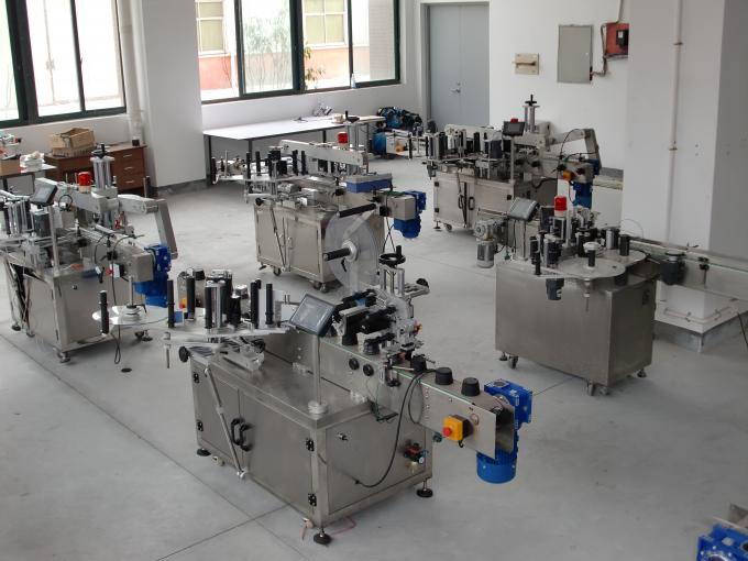 Etichettatrice orizzontale doppia faccia per bottiglie quadrate contenitore regolare o irregolare