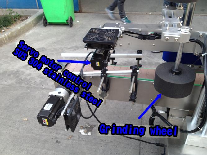 Etichettatrice orizzontale per piccole bottiglie / macchina applicatrice automatica di etichette