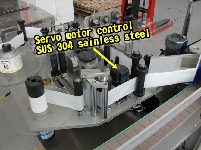 Etichettatrice per bottiglie a doppio lato con controllo intelligente con superficie di raccolta