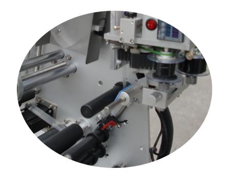 Etichettatrice per bottiglie piccole da 10 ml con etichetta adesiva a doppio strato certificato