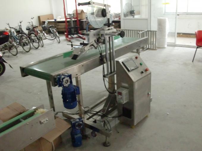 Applicatore di etichette per superficie piana con adesivo autoadesivo da tavolo con cercapersone che alimenta oggetti