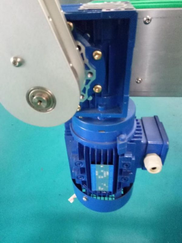 Etichettatrice per bottiglie quadrate su due lati per armadietto SUS304 con prodotti per la cura personale