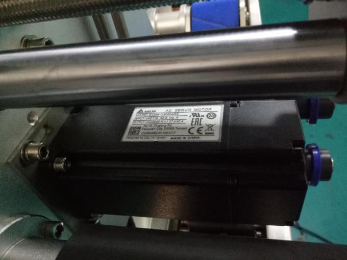 Etichettatrice per bottiglie quadrate su due lati per armadietto SUS304 con prodotti per la cura personale