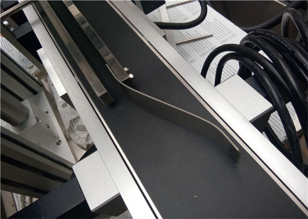 Etichettatrice superiore completamente automatica per etichettatura di buste vuote in plastica