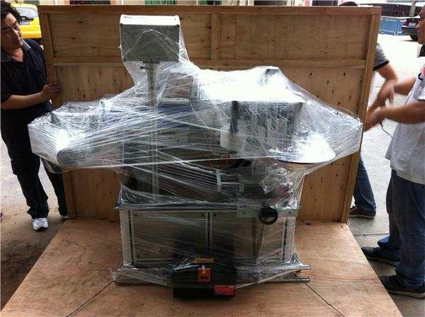 Applicatore di etichette adesive con velocità minima di 45 m per bottiglie d'acqua quadrate / rotonde / piatte