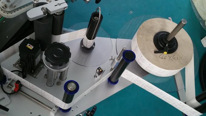 Applicatore ovale dell'autoadesivo dell'etichetta delle bottiglie e delle borse, stampatrice autoadesiva dell'etichetta con il trasportatore lungo