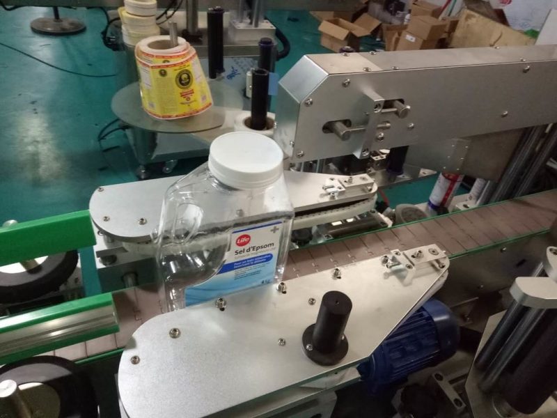 Cina SUS304 Etichettatrice per etichette adesive per bottiglie quadrate su due lati con fornitore di prodotti per la cura personale