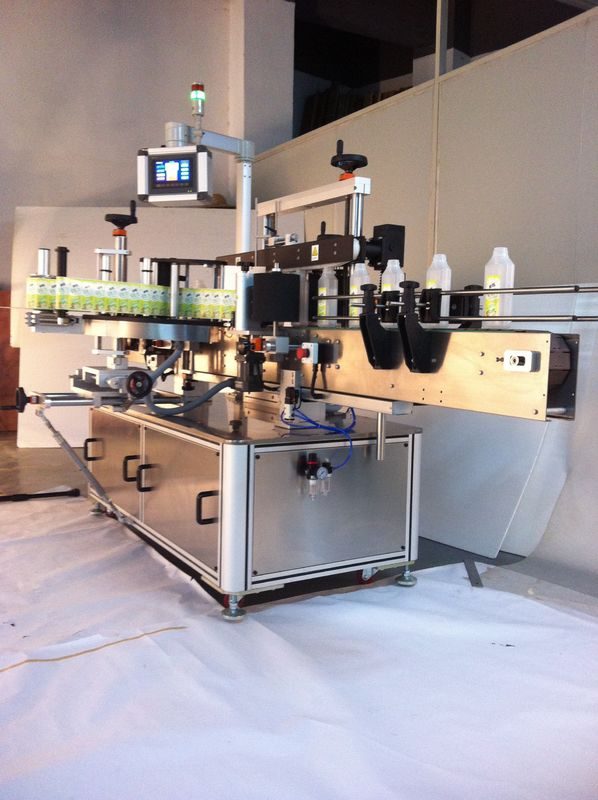 Fornitore dell'etichettatrice dell'autoadesivo su due lati dell'etichettatrice della bottiglia quadrata delle bevande della Cina