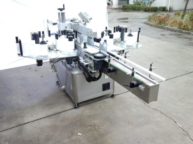 Cina Applicatore di etichette per etichette ovali per borse e bottiglie, macchina da stampa per etichette autoadesive con fornitore di nastri trasportatori lunghi