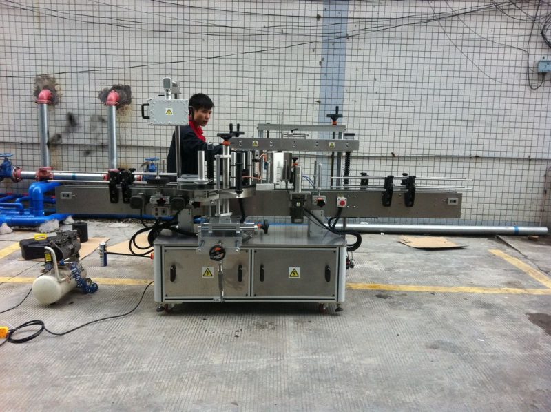 Cina Etichettatrice per bottiglie rotonde adesive completamente automatiche per bottiglie in animali domestici fornitore anteriore e posteriore